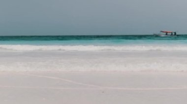 Turkuaz Okyanus Suyu 'ndaki Tropikal Deniz Dalgaları Cennet Sandy Sahili' nde. Zanzibar.