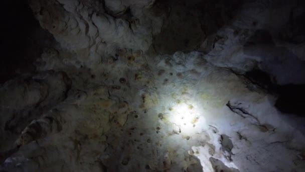 Grotte souterraine avec des formations rocheuses stalactites suspendues au plafond de la grotte des jumeaux — Video