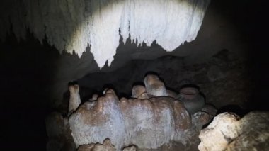 Afrika 'da, bir fenerin ışığını kullanan Stalactite' lerle Derin Karanlık Mağara 'yı keşfedin.