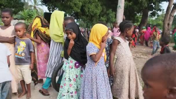 아프리카 잔지바르 마을의 카메라를 조사하고 있는 호기심많은 현지 아프리카 어린이들 — 비디오