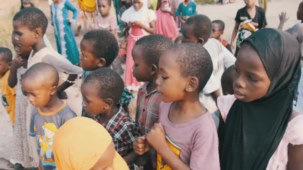 Lokalne afrykańskie dzieci ciekawe patrząc w aparat fotograficzny w wiosce, Zanzibar, Afryka — Wideo stockowe