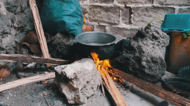 Cocina africana local dentro de la casa desde una favela al aire libre, Zanzíbar, África — Vídeos de Stock