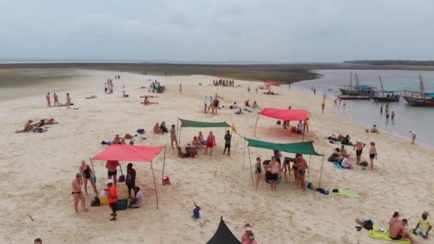 Luchtfoto verdwijnend eiland met toeristen en boten in Menai Bay, Zanzibar — Stockvideo