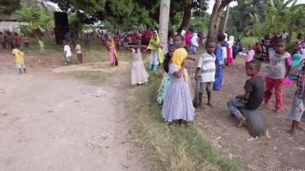 Menigte nieuwsgierige lokale kinderen op Afrikaanse bruiloft in een lokaal dorp, Zanzibar — Stockvideo