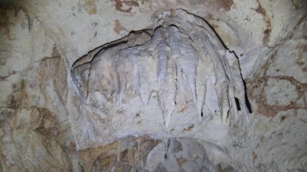 Unterirdische Höhle mit Tropfsteinformationen, die von der Decke der Zwillingshöhle hängen — Stockvideo