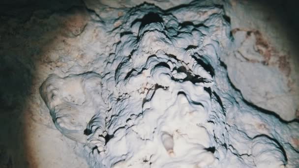 Grotta sotterranea con formazioni rocciose di stalattite appesa al soffitto delle grotte dei gemelli — Video Stock