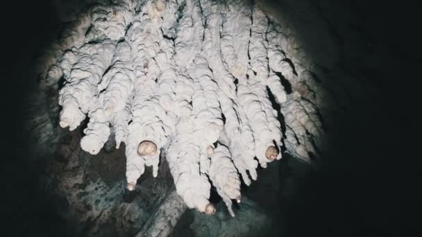 Podzemní jeskyně se stalaktitovými skalními útvary zavěšenými na dvojčatech — Stock video