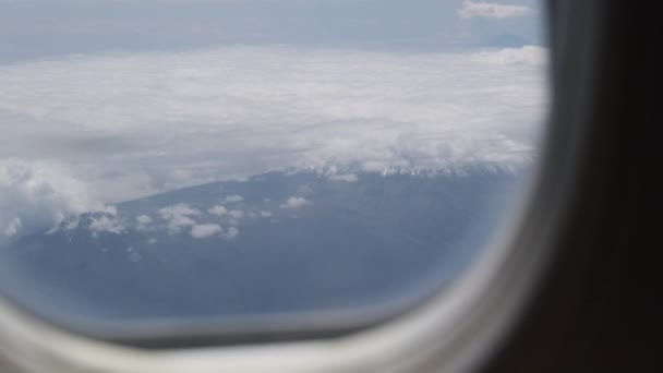 Uitzicht vanuit het vliegtuigvenster naar Mount Kilimanjaro and Clouds, Tanzania, Afrika — Stockvideo