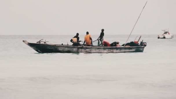 African Fishermen on Wooden Boat Fish in the Ocean Using a Fishing Net, Zanzibar — Stock Video