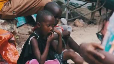 Yerel Afrikalı Aç Çocuk İnsanlar, Zanzibar, Afrika arasında Sokaklarda Gazete Yiyor