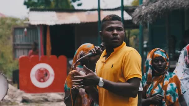 Afrikalı şarkıcı Afrika 'daki bir düğünde mikrofona şarkı söylüyor, Zanzibar. — Stok video