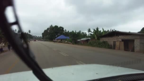 Multidão de crianças de escolas africanas correm para a estrada na aldeia local, dirigindo carro, Zanzibar — Vídeo de Stock