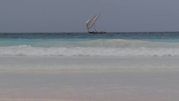 Fale tropikalne w turkusowym oceanie Woda na Rajskiej Piaszczystej Plaży. Zanzibar. — Wideo stockowe
