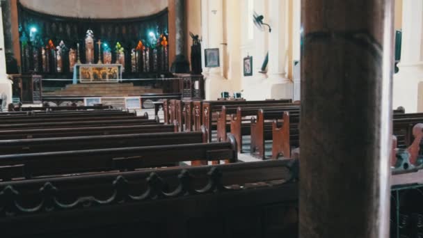 Katedral Anglikan Gereja Kristus dengan Doa Wooden Bench and Altar, Zanzibar — Stok Video