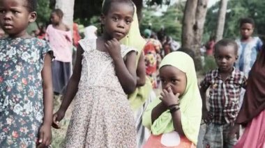 Yerel Afrikalı Çocuklar Köydeki Kameraya Bakıyor, Zanzibar, Afrika