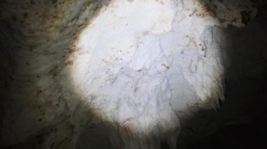 İkiz Mağara Tavanından sarkan Sarkık Kaya oluşumlarıyla Yeraltı Mağarası