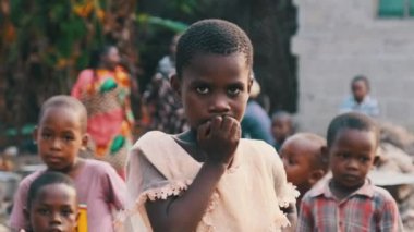 Afrika 'nın Zanzibar Köyü' ndeki Kameraya Meraklı Yerel Afrikalı Kız