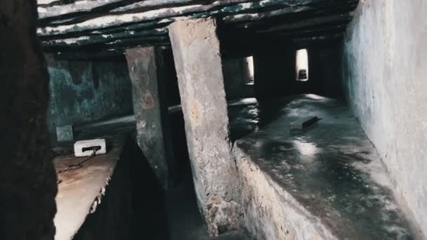 Slavenkamer in de buurt van de voormalige slavenhandelsmarkt in Stone Town, Zanzibar, Dungeon — Stockvideo