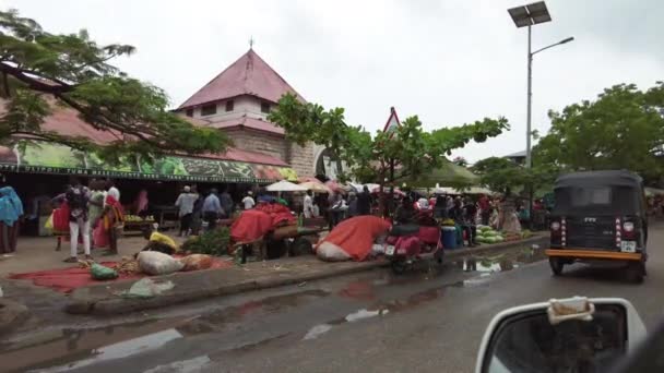 Mercado Africano Local de Pulgas com Multidão de Pessoas e Tráfego Pesado, Stone Town — Vídeo de Stock