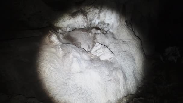 Unterirdische Höhle mit Tropfsteinformationen, die von der Decke der Zwillingshöhle hängen — Stockvideo