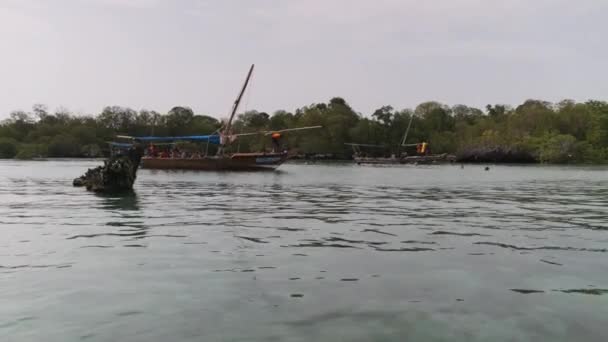 Lagoa em Kwale Island em Menai Bay, Barcos de turistas, Manguezais Rocks, Zanzibar — Vídeo de Stock