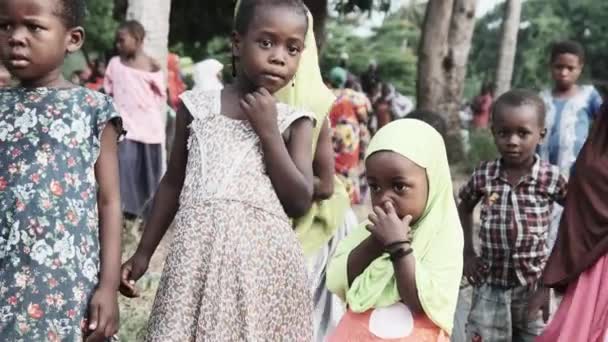 非洲桑给巴尔村的当地非洲儿童好奇地看着相机 — 图库视频影像