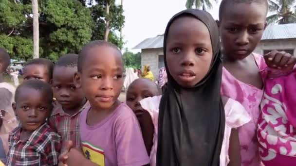 Yerel bir köy olan Zanzibar 'da Afrika Düğününde Meraklı Yerel Çocuklar Kalabalığı — Stok video