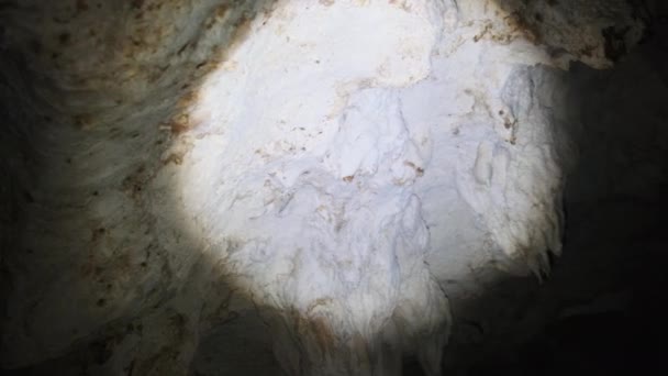 Földalatti barlang Stalactite szikla képződmények lógó ikrek barlang mennyezet — Stock videók