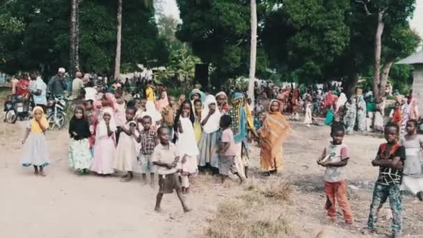 Une foule d'enfants locaux curieux sur le mariage africain dans un village local, Zanzibar — Video