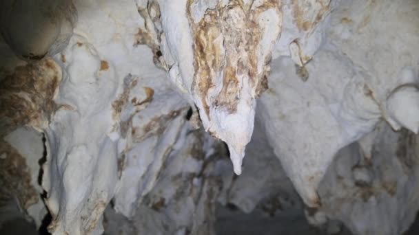 Grotte souterraine avec des formations rocheuses stalactites suspendues au plafond de la grotte des jumeaux — Video