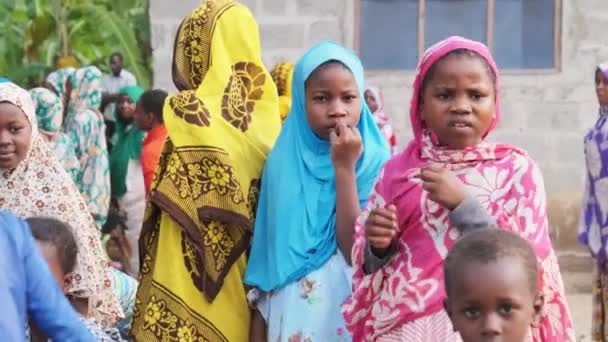 Yerel Afrikalı Çocuklar Köydeki Kameraya Bakıyor, Zanzibar, Afrika — Stok video