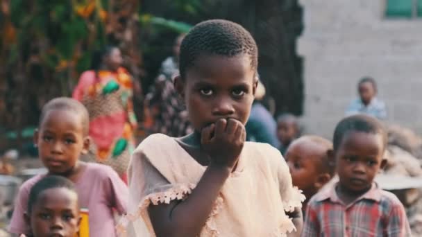 Lokaal Afrikaans meisje nieuwsgierig kijkend naar de camera in Zanzibar Village, Afrika — Stockvideo