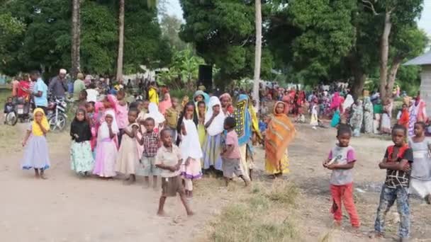 Dav zvědavých místních dětí na africké svatbě v místní vesnici Zanzibar — Stock video