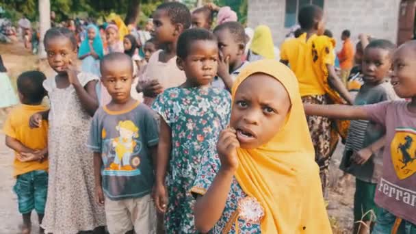 アフリカのザンジバル村のカメラに興味のある地元のアフリカの子供たち — ストック動画