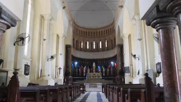 Англиканский собор Христа с деревянной молитвенной скамейкой и алтарем, Занзибар — стоковое видео