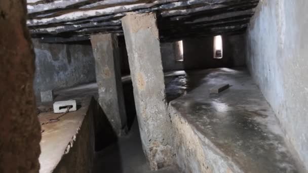 Slavkammare nära den tidigare slavhandelsmarknaden i Stone Town, Zanzibar, Dungeon — Stockvideo