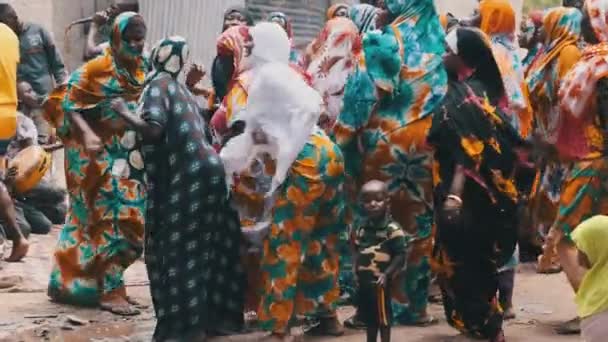 Casamento Africano, Muitas mulheres locais em roupas tradicionais Dança, Zanzibar, África — Vídeo de Stock