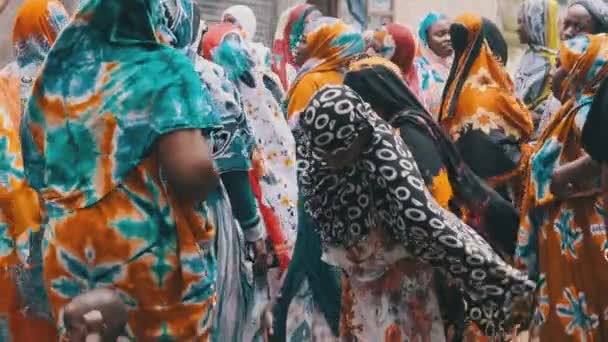 Boda africana, muchas mujeres locales en la danza de la ropa tradicional, Zanzíbar, África — Vídeos de Stock