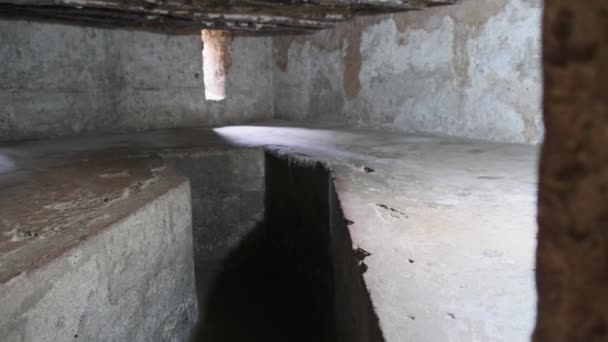 Dungeon dove venivano tenuti gli schiavi, Catacombe del mercato degli schiavi, Stone Town, Zanzibar — Video Stock