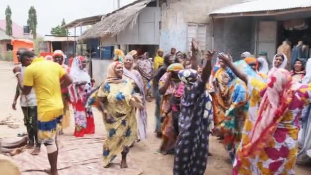 Afrika Düğünü, Geleneksel Giysilerdeki Birçok Yerel Kadın Dansı, Zanzibar, Afrika — Stok video