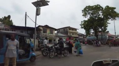 Taştan Kasaba 'da Kalabalık ve Yoğun Trafiği Olan Yerel Afrika Bit Pazarı