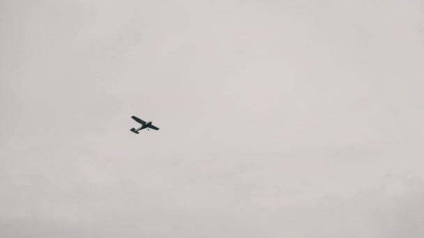 Aeronave a hélice leve voando no céu entre as nuvens, vista inferior — Vídeo de Stock