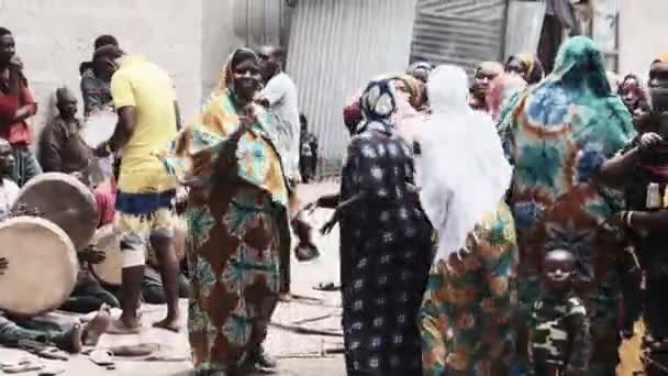 Afrikanische Hochzeit, viele einheimische Frauen in traditioneller Kleidung tanzen, Sansibar, Afrika — Stockvideo