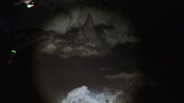 Afrika 'da, bir fenerin ışığını kullanan Stalactite' lerle Derin Karanlık Mağara 'yı keşfedin.
