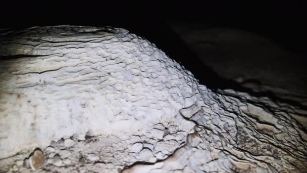 Ondergrondse grot met stalagmietrotsformaties hangend aan het plafond van de tweeling grot — Stockvideo