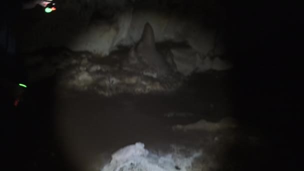 Prozkoumejte hlubokou temnou jeskyni se stalaktity pomocí světla lucerny, Afrika — Stock video