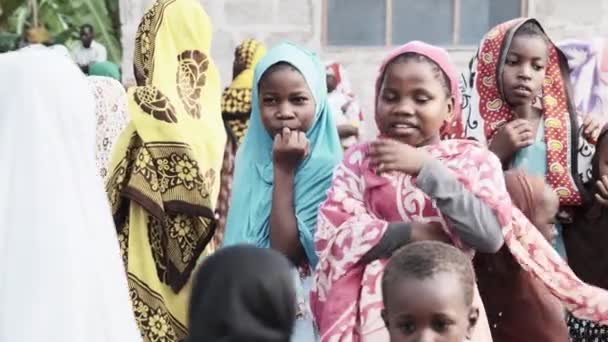 아프리카 잔지바르 마을의 카메라를 조사하는 현지 아프리카 어린이들 — 비디오