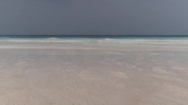 Turkuaz Okyanus Suyu 'ndaki Tropikal Deniz Dalgaları Cennet Sandy Sahili' nde. Zanzibar.