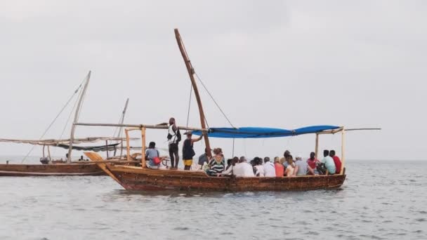 Crowd of Tourists Floats in an African Boat by Ocean on an Excursion, Zanzibar — Stock Video