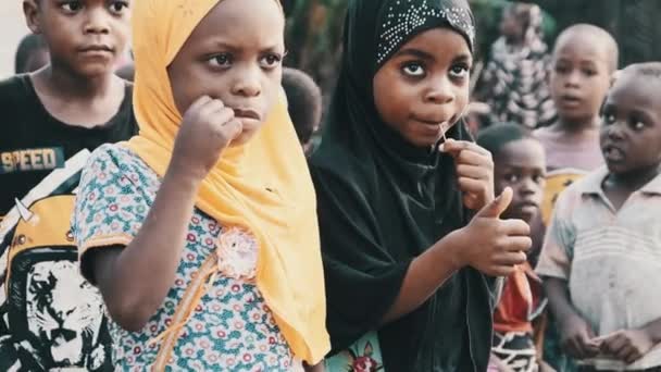 Happy Local African Kids Show Thumb-Up Aanmelden en nieuwsgierig op zoek Zanzibar Village — Stockvideo